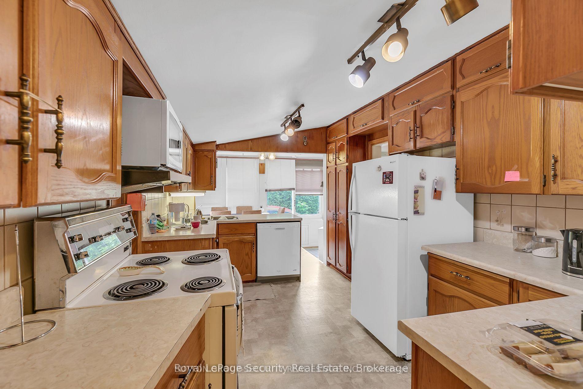 Photo 3 of 2102 Victoria Street E, Innisfil, Stroud — HOMEH