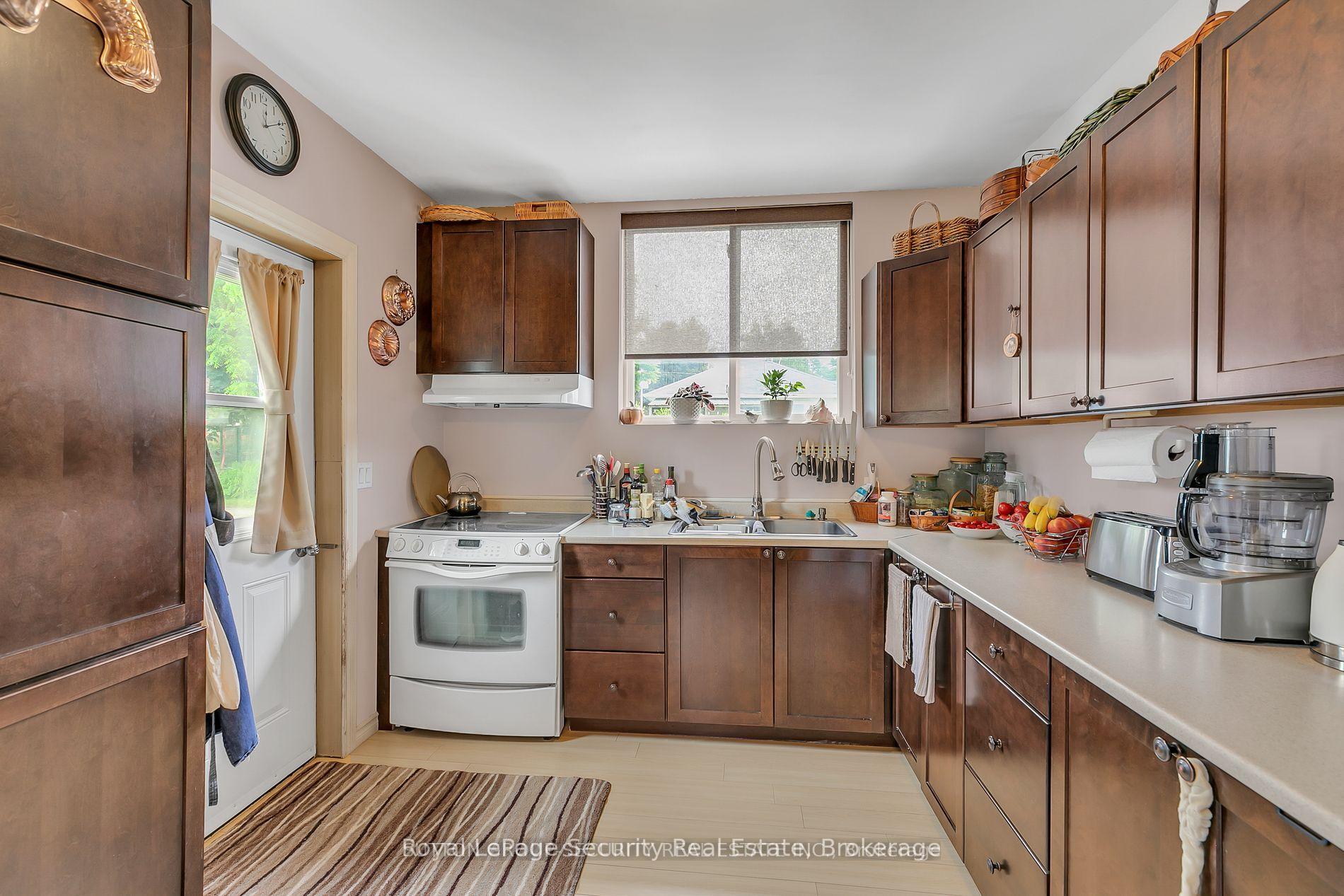 Photo 21 of 2102 Victoria Street E, Innisfil, Stroud — HOMEH