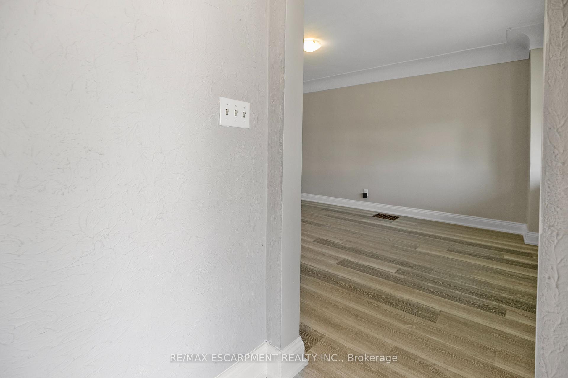 Photo 4 of 243 Holmesdale Avenue, Hamilton, Bartonville — HOMEH