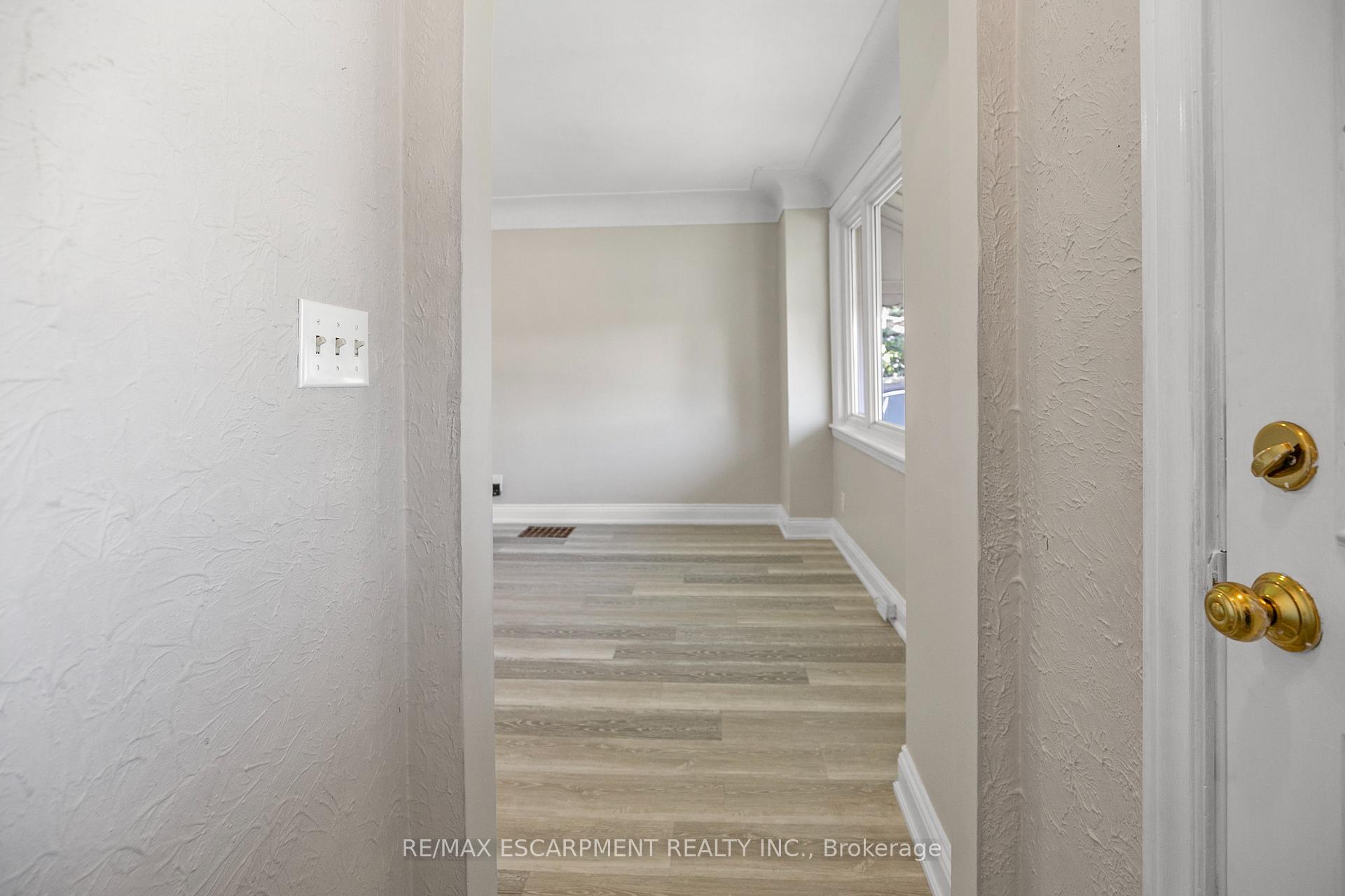 Photo 3 of 243 Holmesdale Avenue, Hamilton, Bartonville — HOMEH