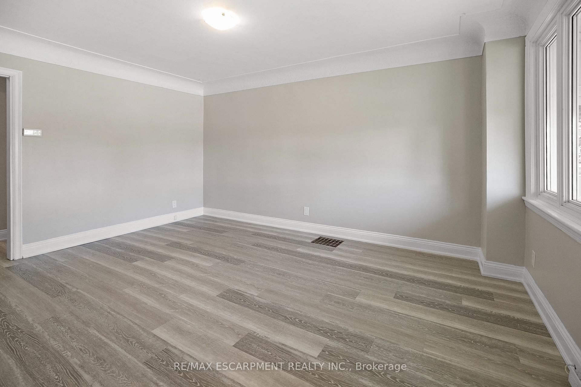 Photo 5 of 243 Holmesdale Avenue, Hamilton, Bartonville — HOMEH