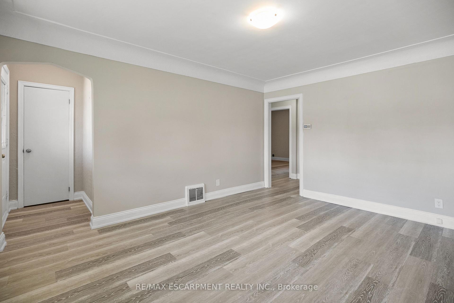 Photo 7 of 243 Holmesdale Avenue, Hamilton, Bartonville — HOMEH