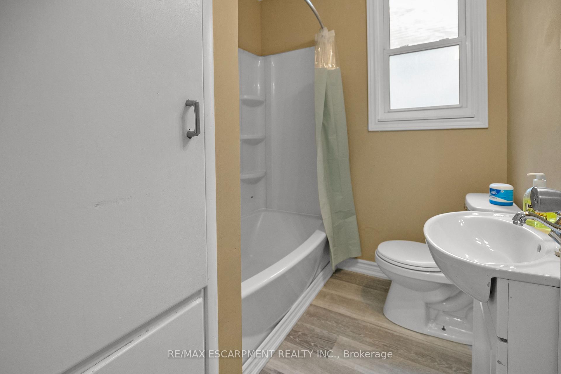 Photo 6 of 243 Holmesdale Avenue, Hamilton, Bartonville — HOMEH