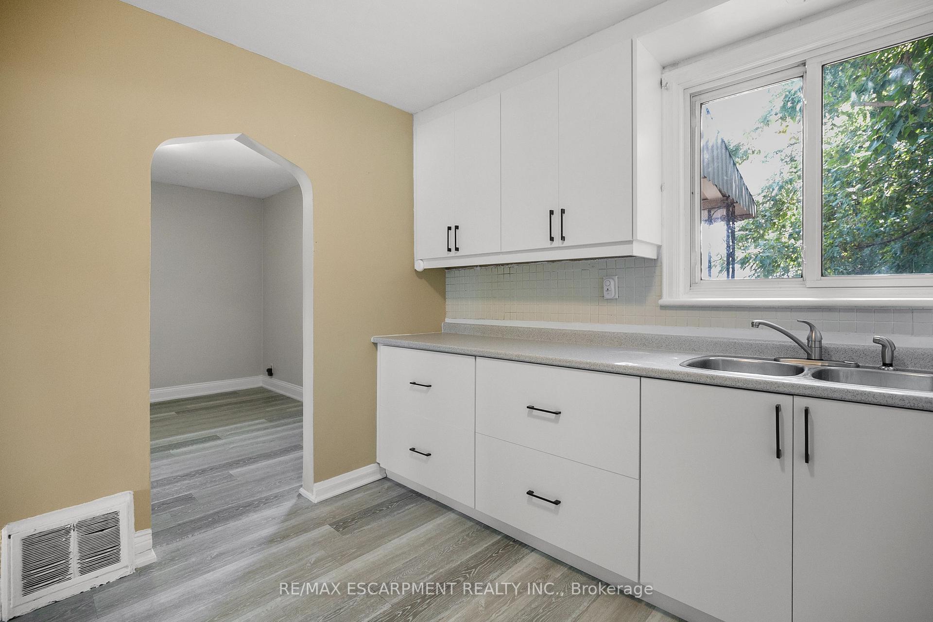 Photo 12 of 243 Holmesdale Avenue, Hamilton, Bartonville — HOMEH