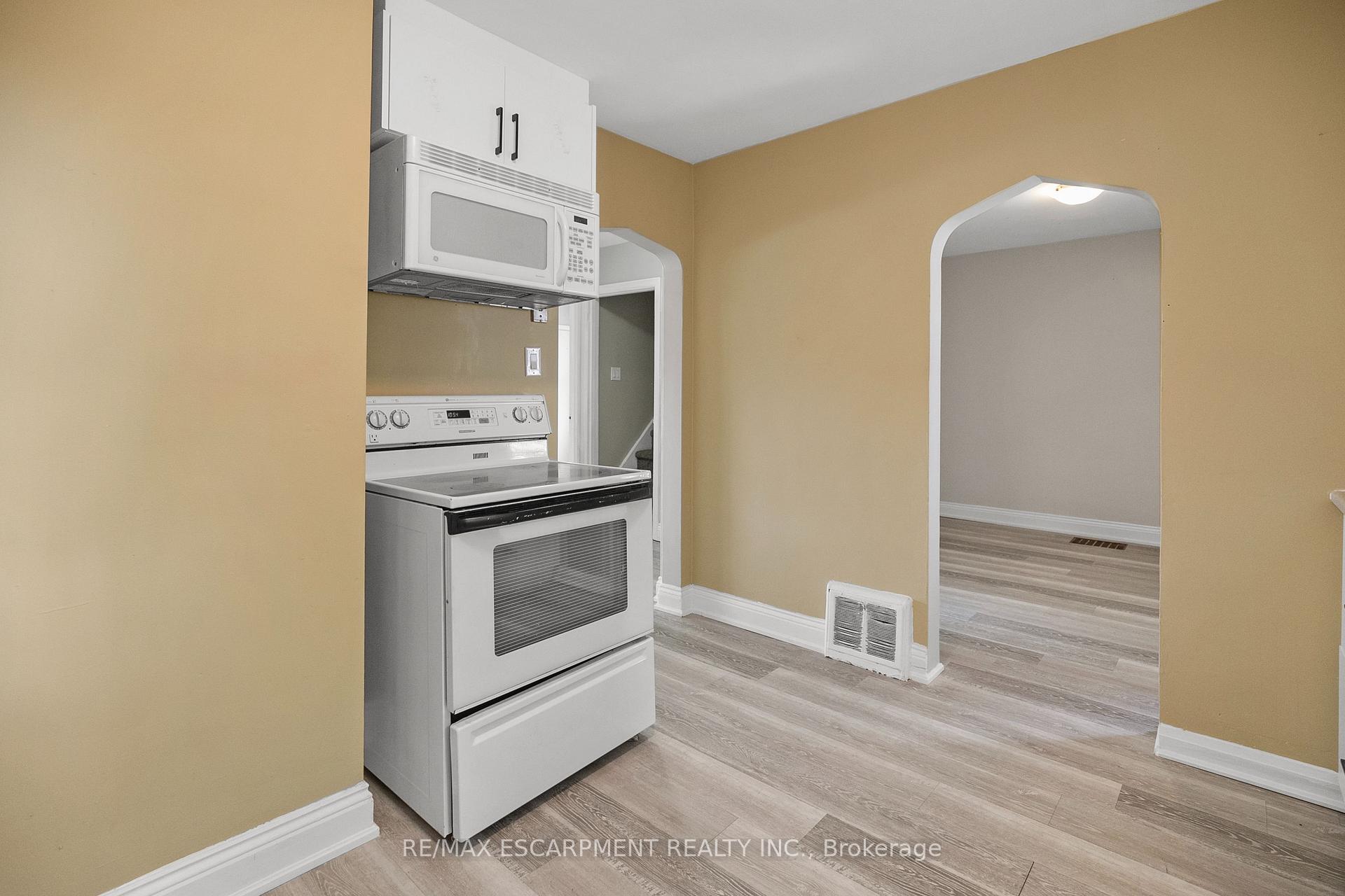 Photo 10 of 243 Holmesdale Avenue, Hamilton, Bartonville — HOMEH