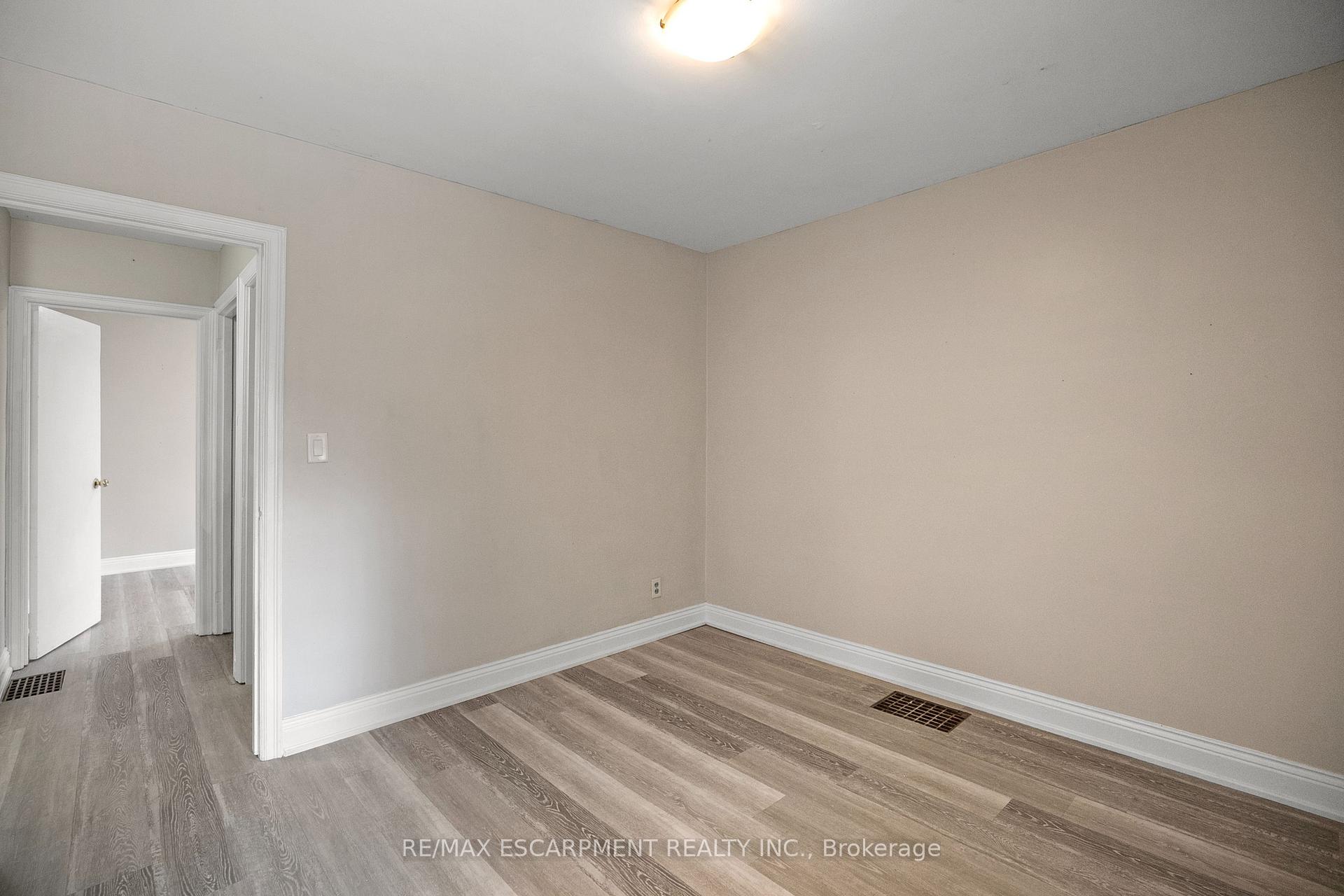 Photo 14 of 243 Holmesdale Avenue, Hamilton, Bartonville — HOMEH