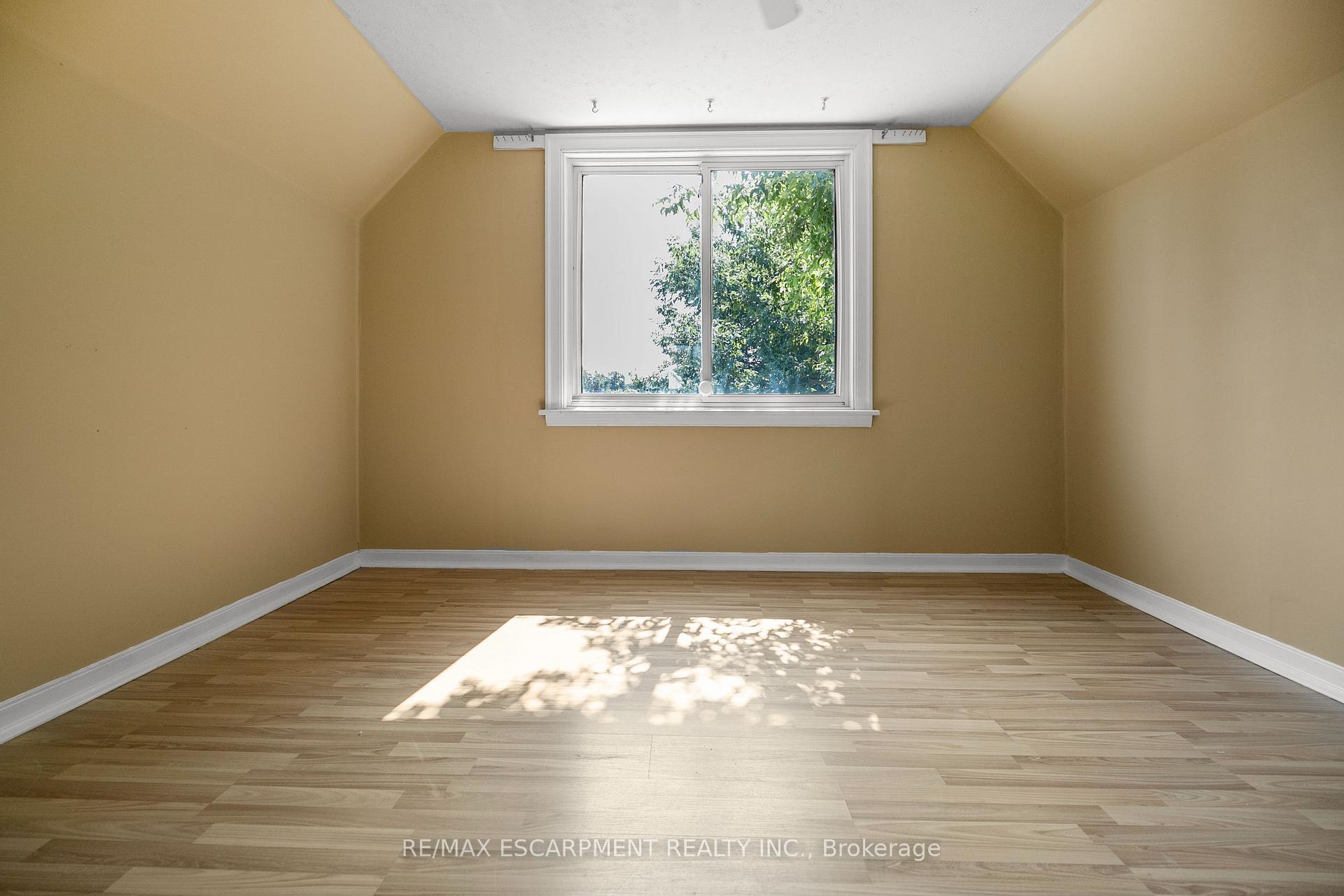 Photo 19 of 243 Holmesdale Avenue, Hamilton, Bartonville — HOMEH
