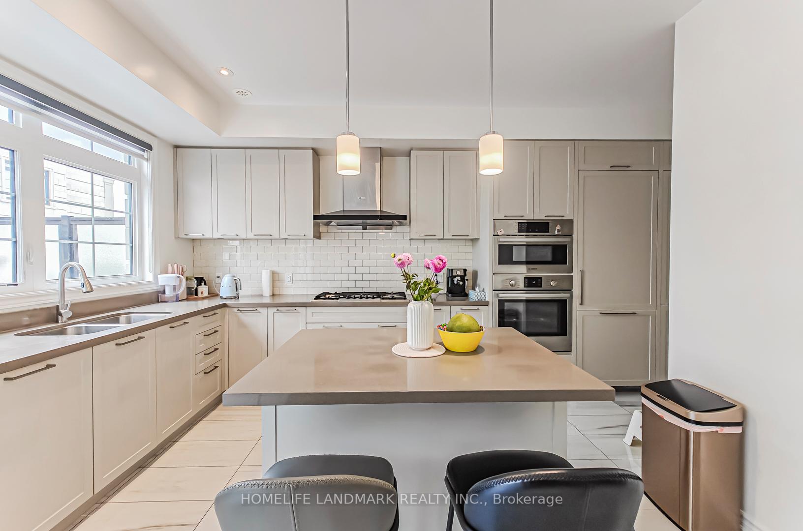 Photo 2 of 84 Village Parkway, Markham, Unionville — HOMEH
