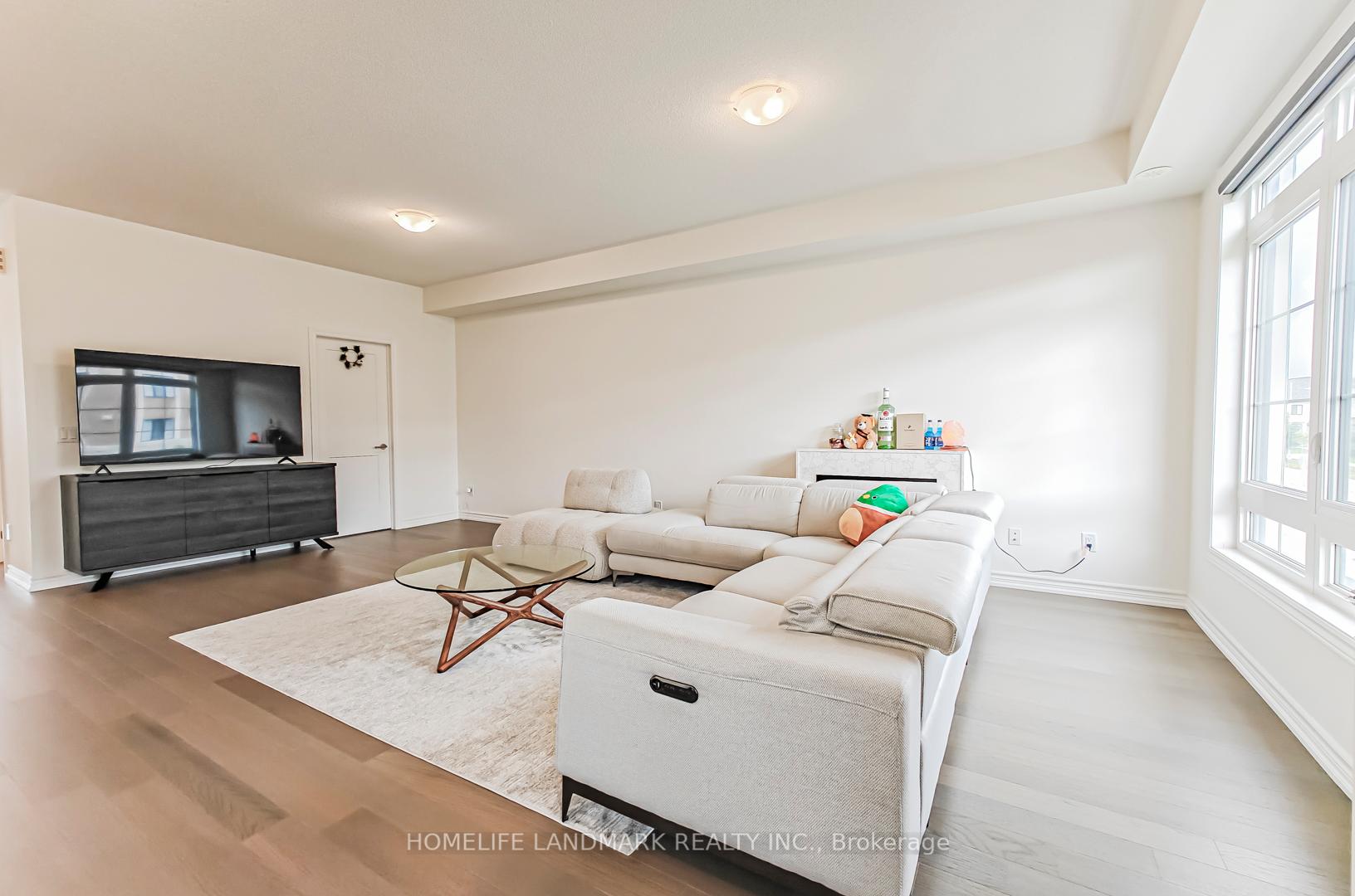 Photo 7 of 84 Village Parkway, Markham, Unionville — HOMEH
