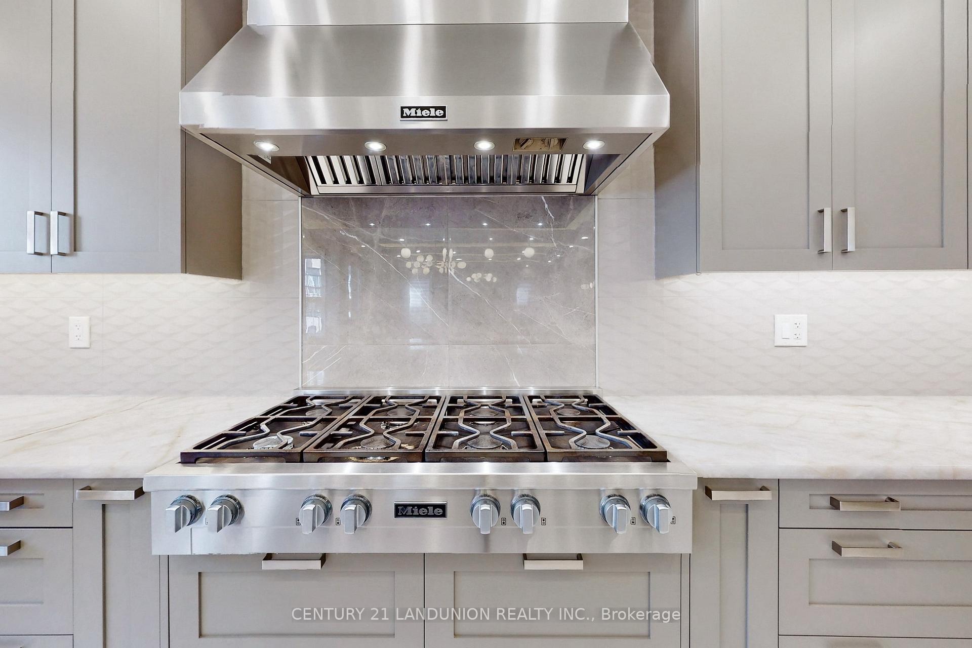 Photo 3 of 22 Conger Street, Vaughan, Patterson — HOMEH
