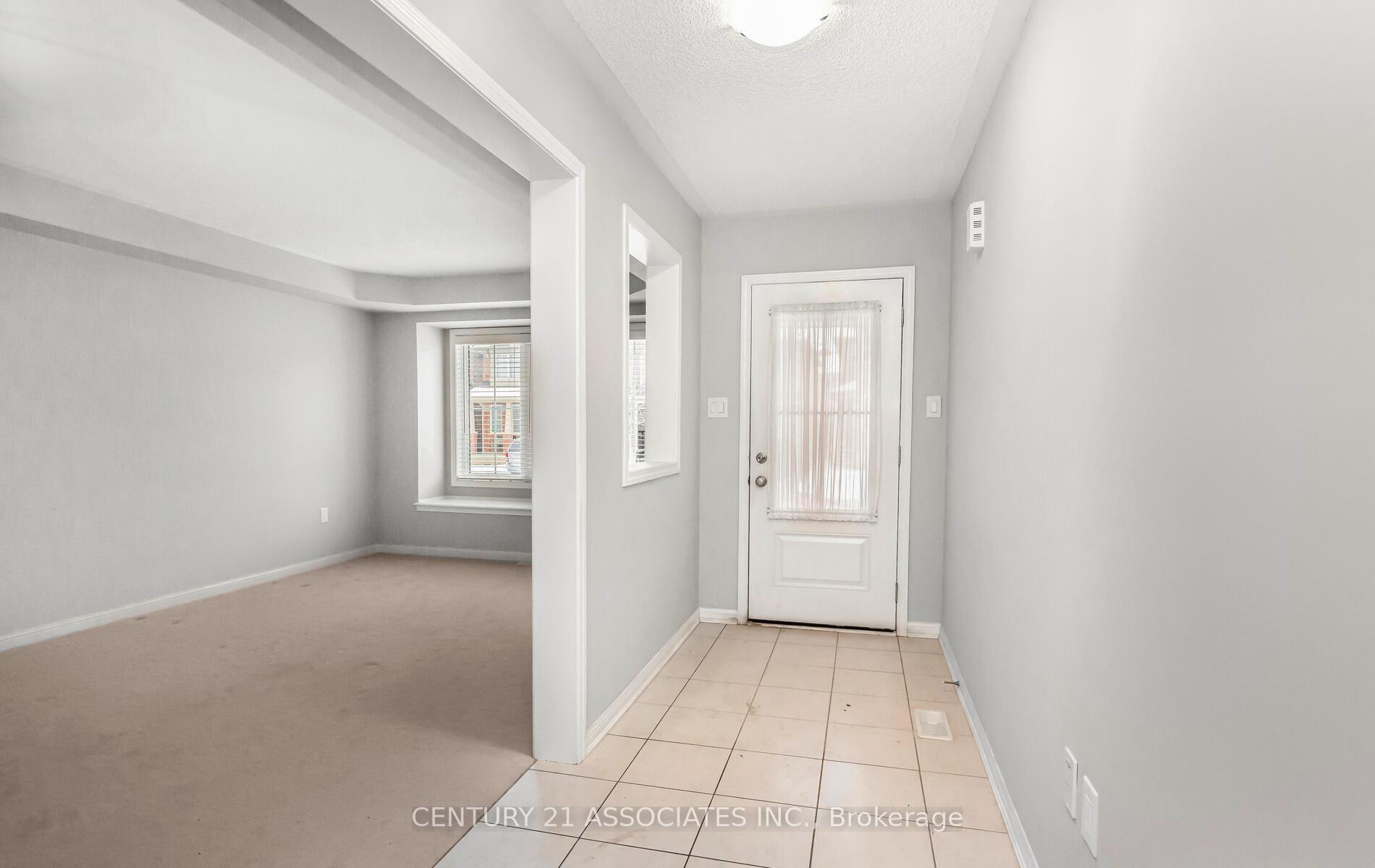 Photo 3 of 261 Gleave ( Upper Level) Terrace, Milton, Harrison — HOMEH
