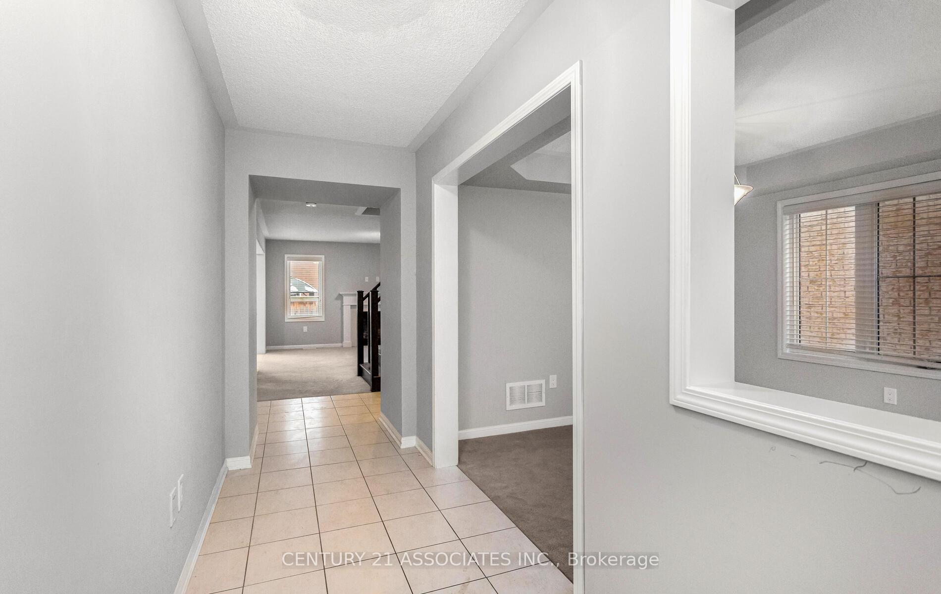 Photo 5 of 261 Gleave ( Upper Level) Terrace, Milton, Harrison — HOMEH