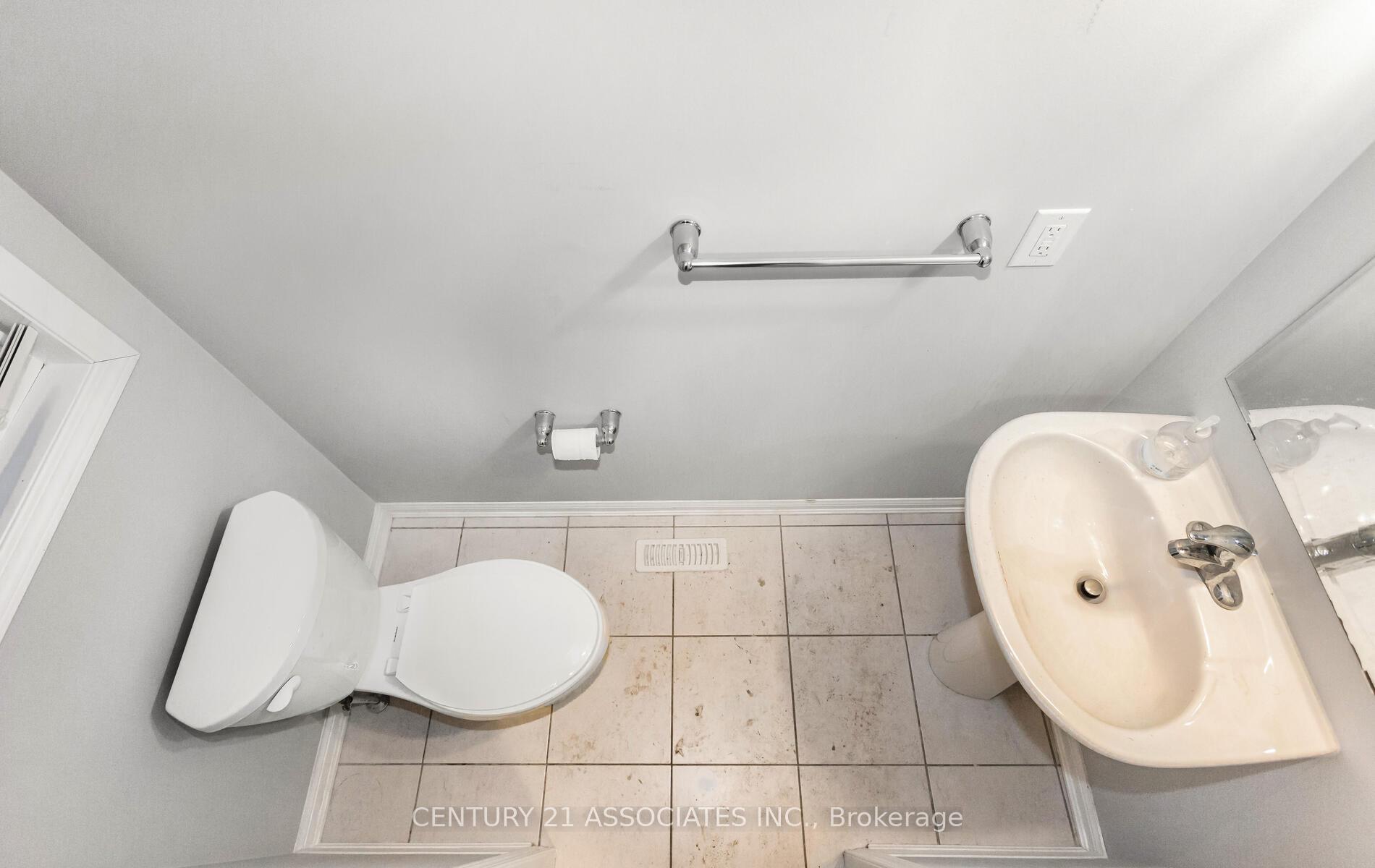 Photo 17 of 261 Gleave ( Upper Level) Terrace, Milton, Harrison — HOMEH