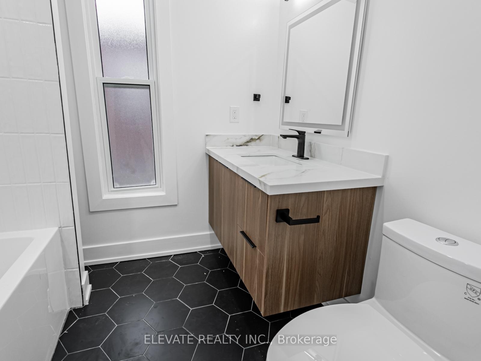 Photo 4 of Unit 2, 135 Bellwoods Avenue, Toronto, Trinity-Bellwoods — HOMEH