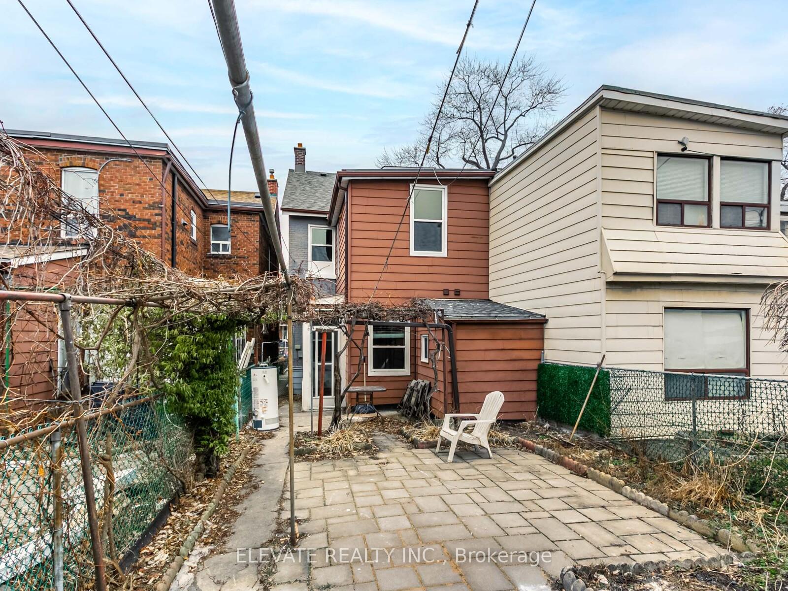 Photo 5 of Unit 1, 135 Bellwoods Avenue, Toronto, Trinity-Bellwoods — HOMEH