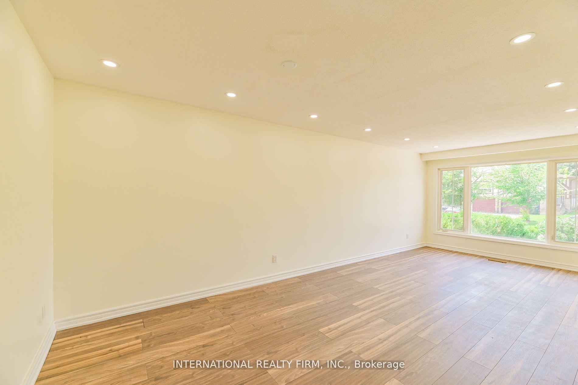 Photo 4 of 43 Mallard Crescent, Brampton, Central Park — HOMEH