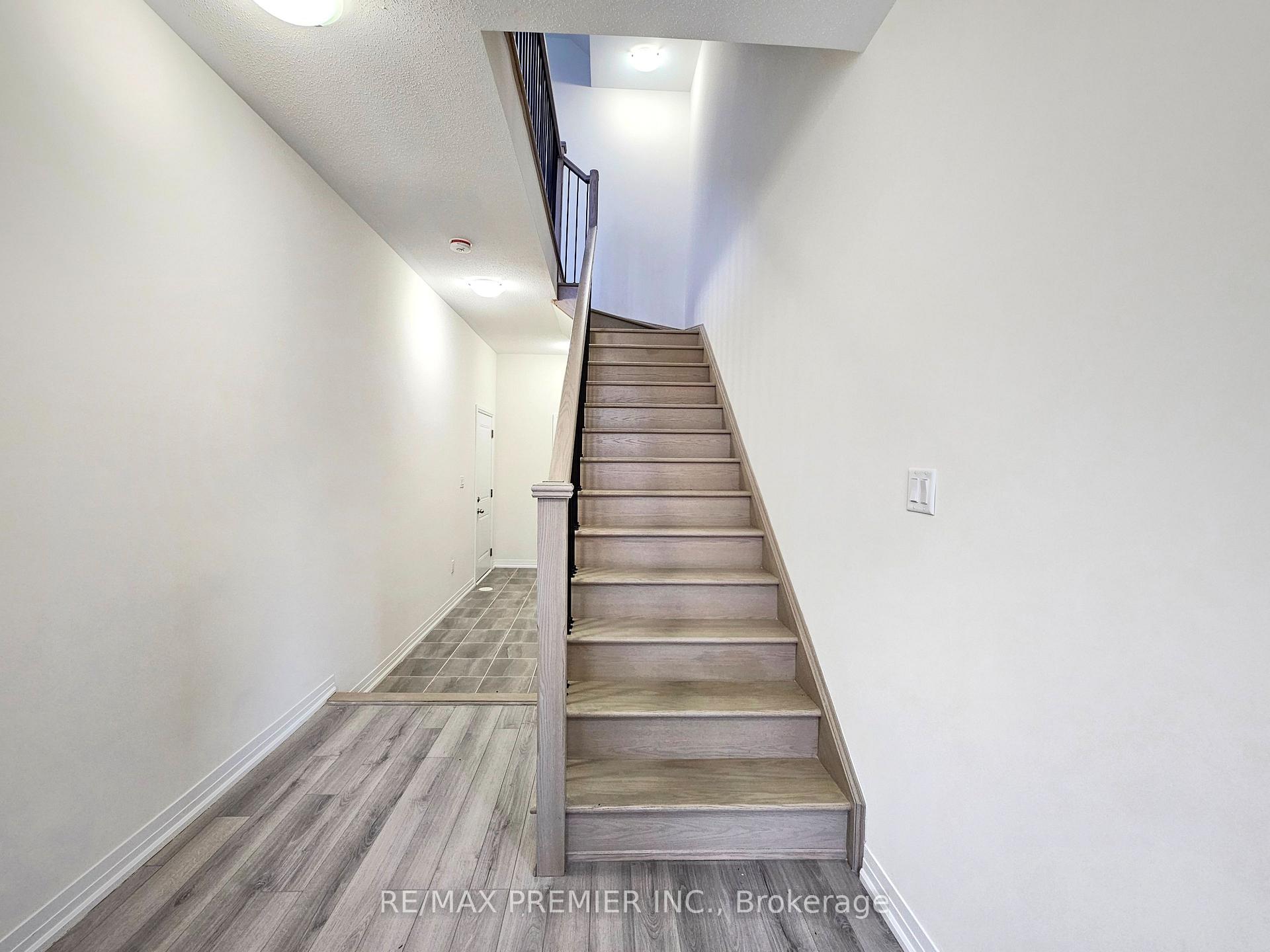 Photo 3 of 21 Bluebird Lane, Barrie, Painswick South — HOMEH