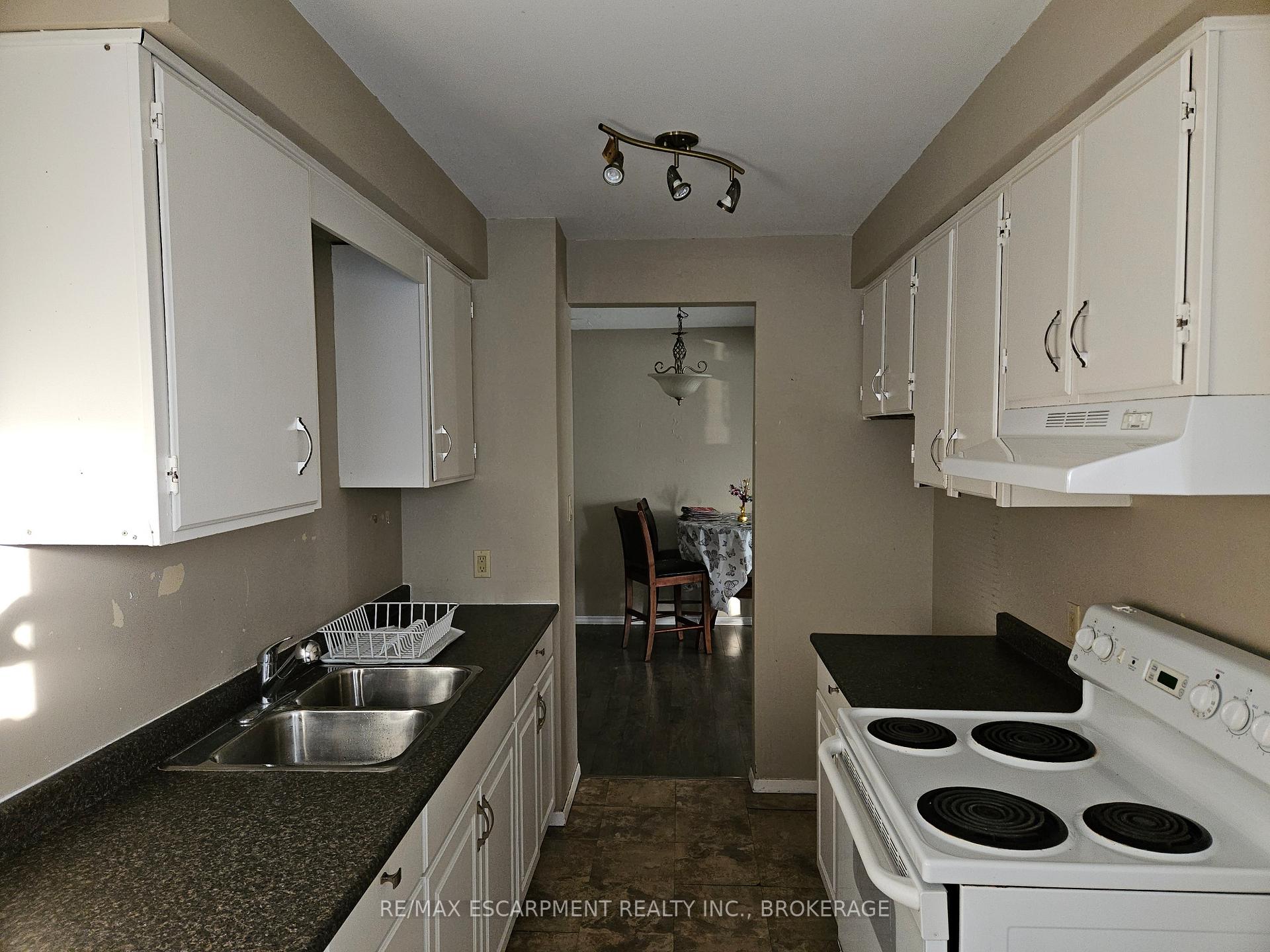 Photo 5 of Unit B, 100 Endicott Terrace, Welland, Prince Charles — HOMEH