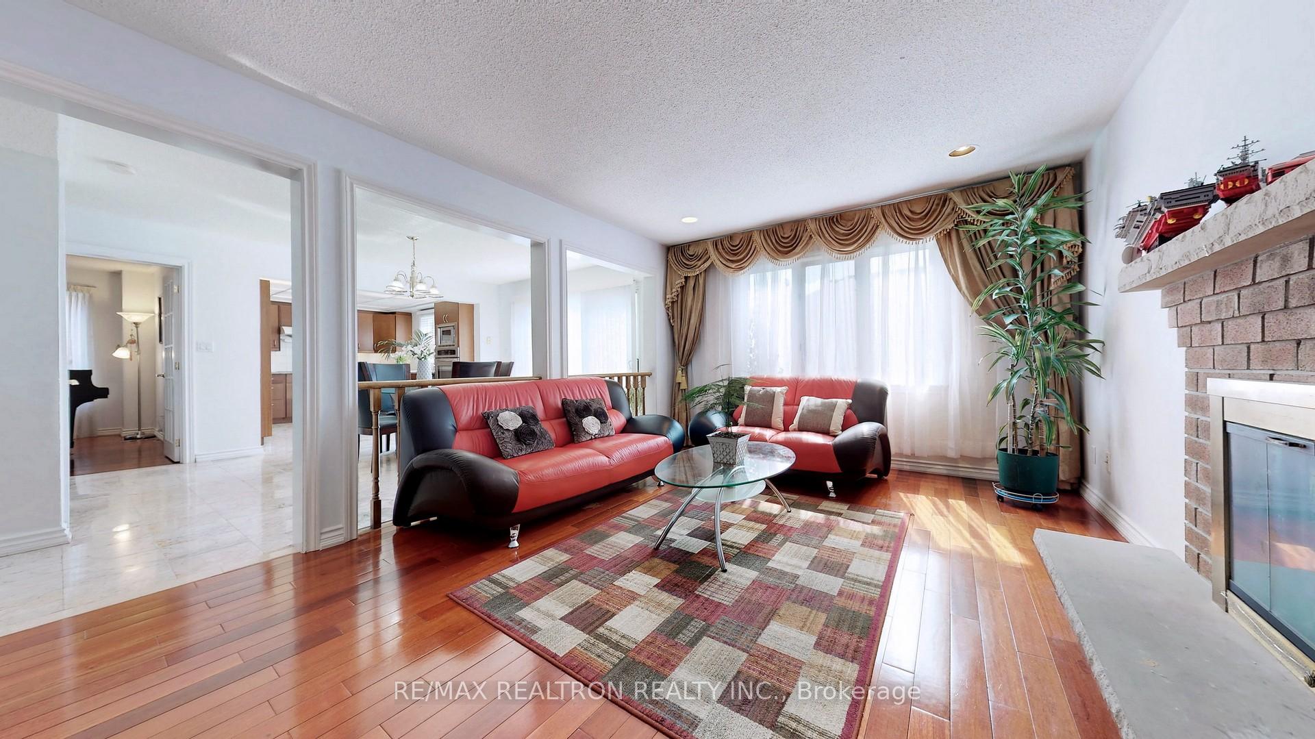 Photo 4 of 72 Spanhouse Crescent, Markham, Unionville — HOMEH