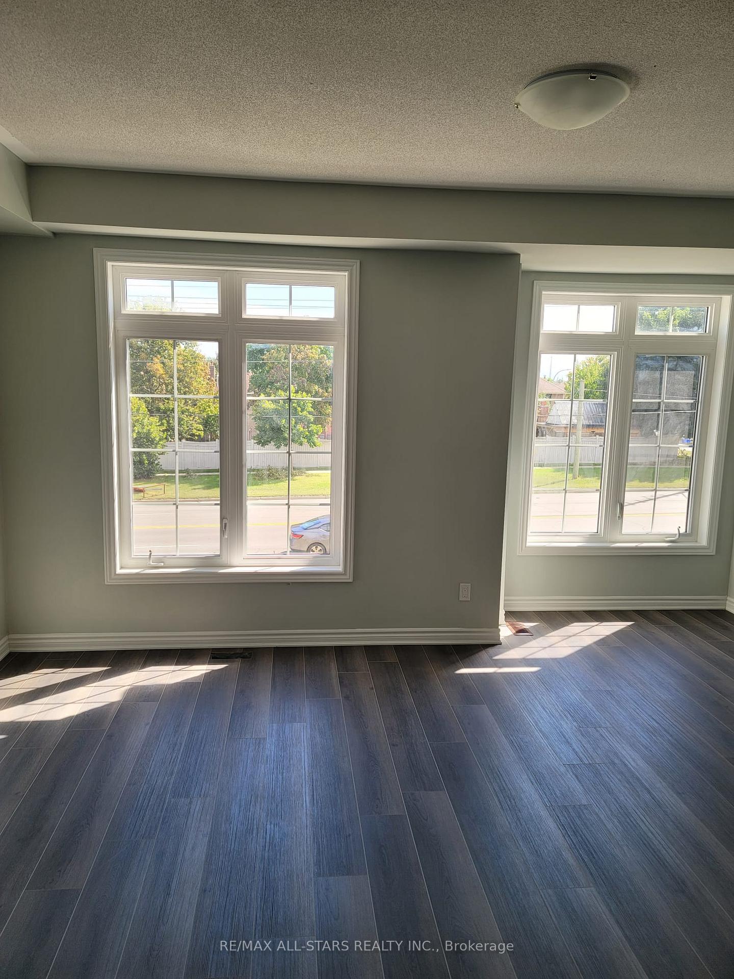 Photo 4 of 1 Royal Collection Way, Whitby, Lynde Creek — HOMEH