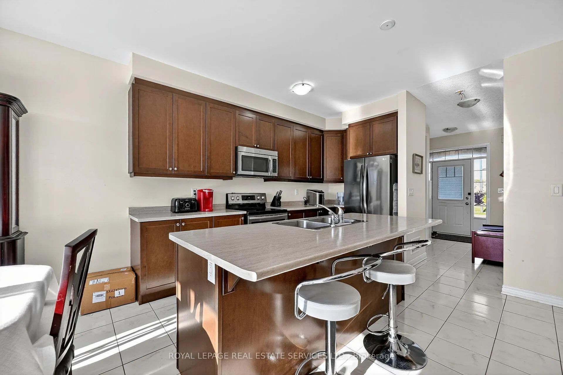 Photo 5 of 32 Celano Drive, Hamilton, Waterdown — HOMEH