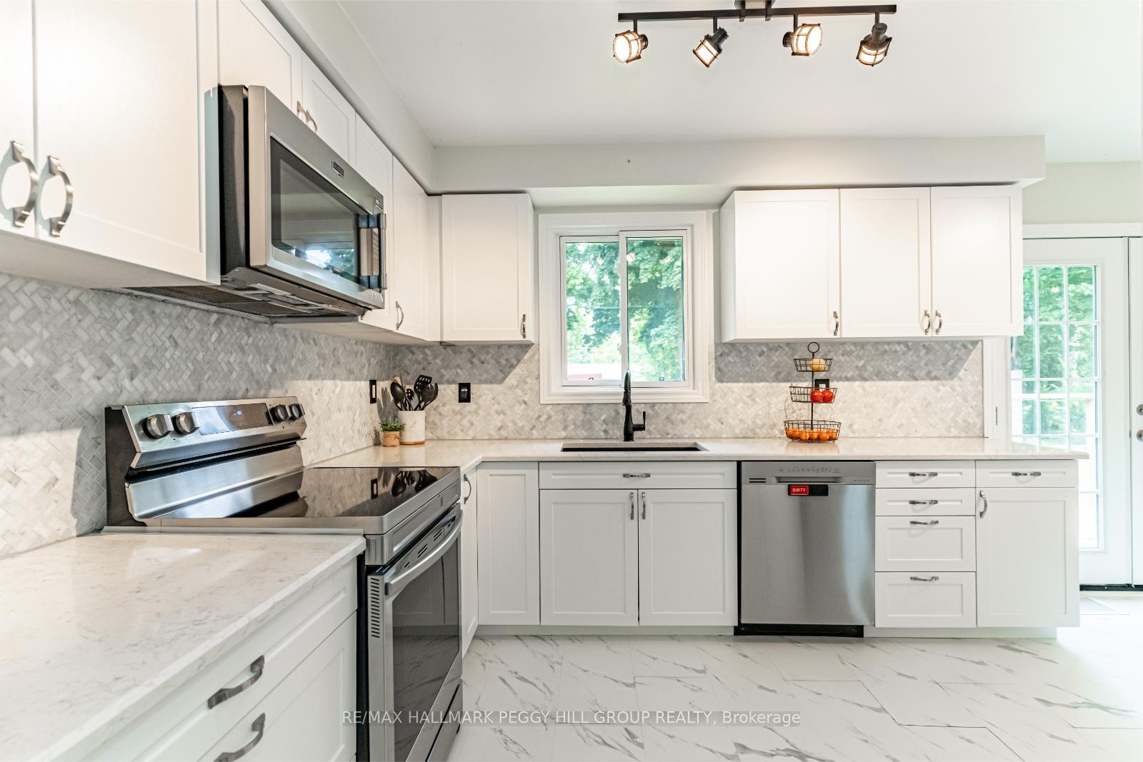 Photo 4 of 734 James Street, Innisfil, Alcona — HOMEH