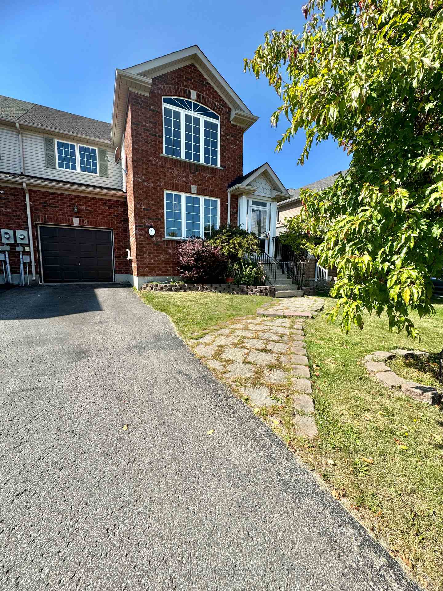 Photo 2 of 4 Bentley Crescent, Barrie, Holly — HOMEH