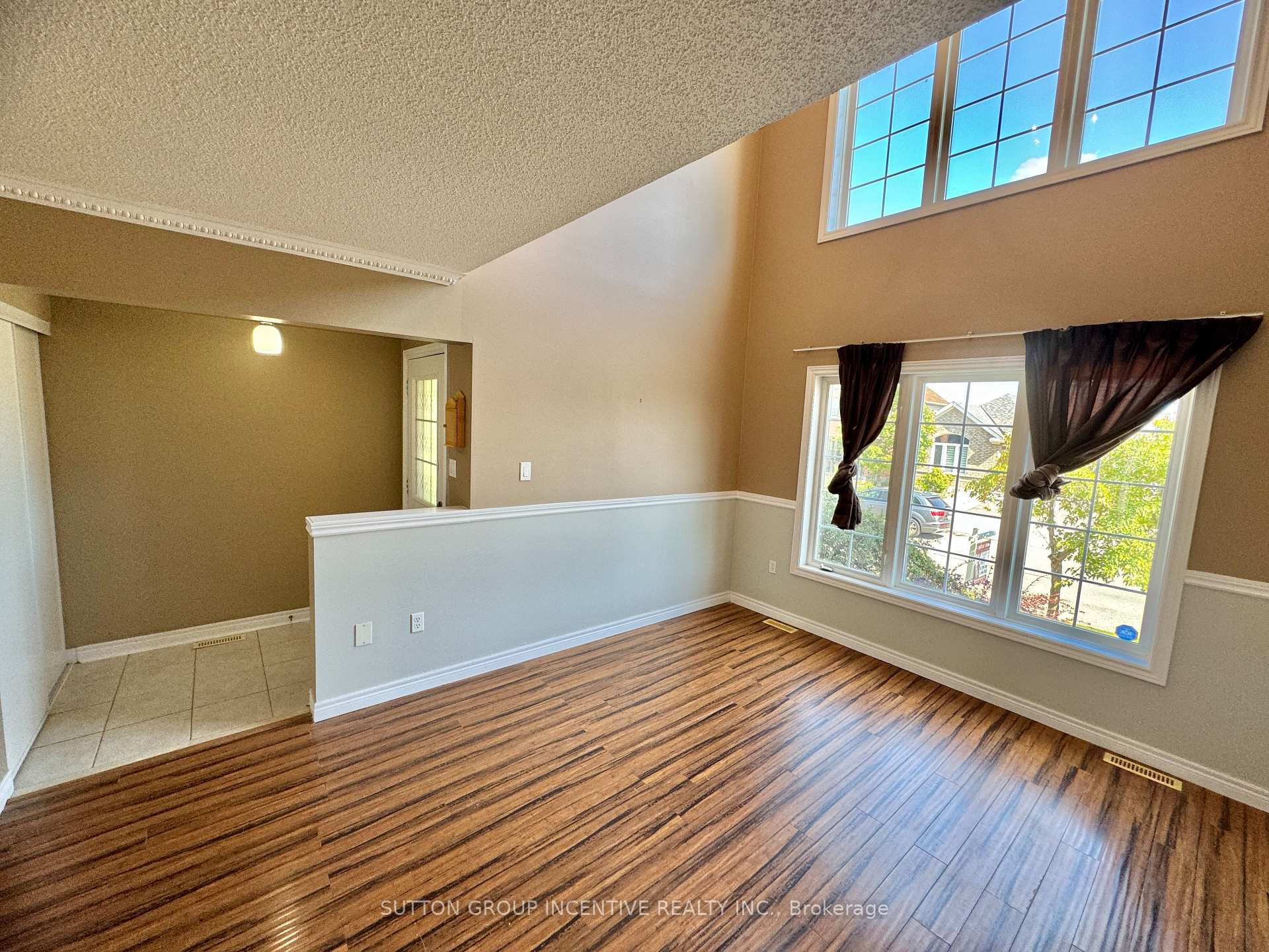Photo 11 of 4 Bentley Crescent, Barrie, Holly — HOMEH