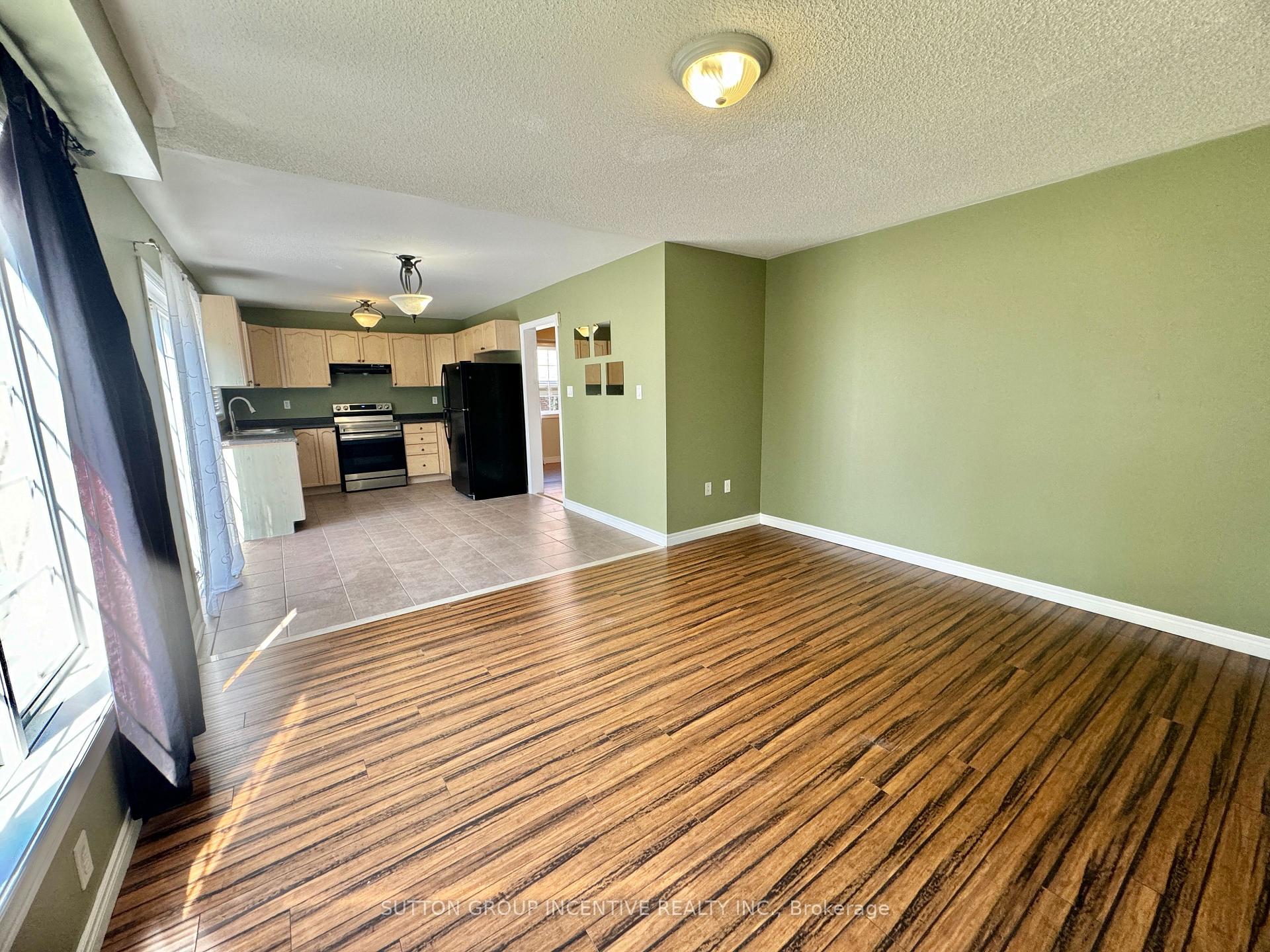 Photo 10 of 4 Bentley Crescent, Barrie, Holly — HOMEH