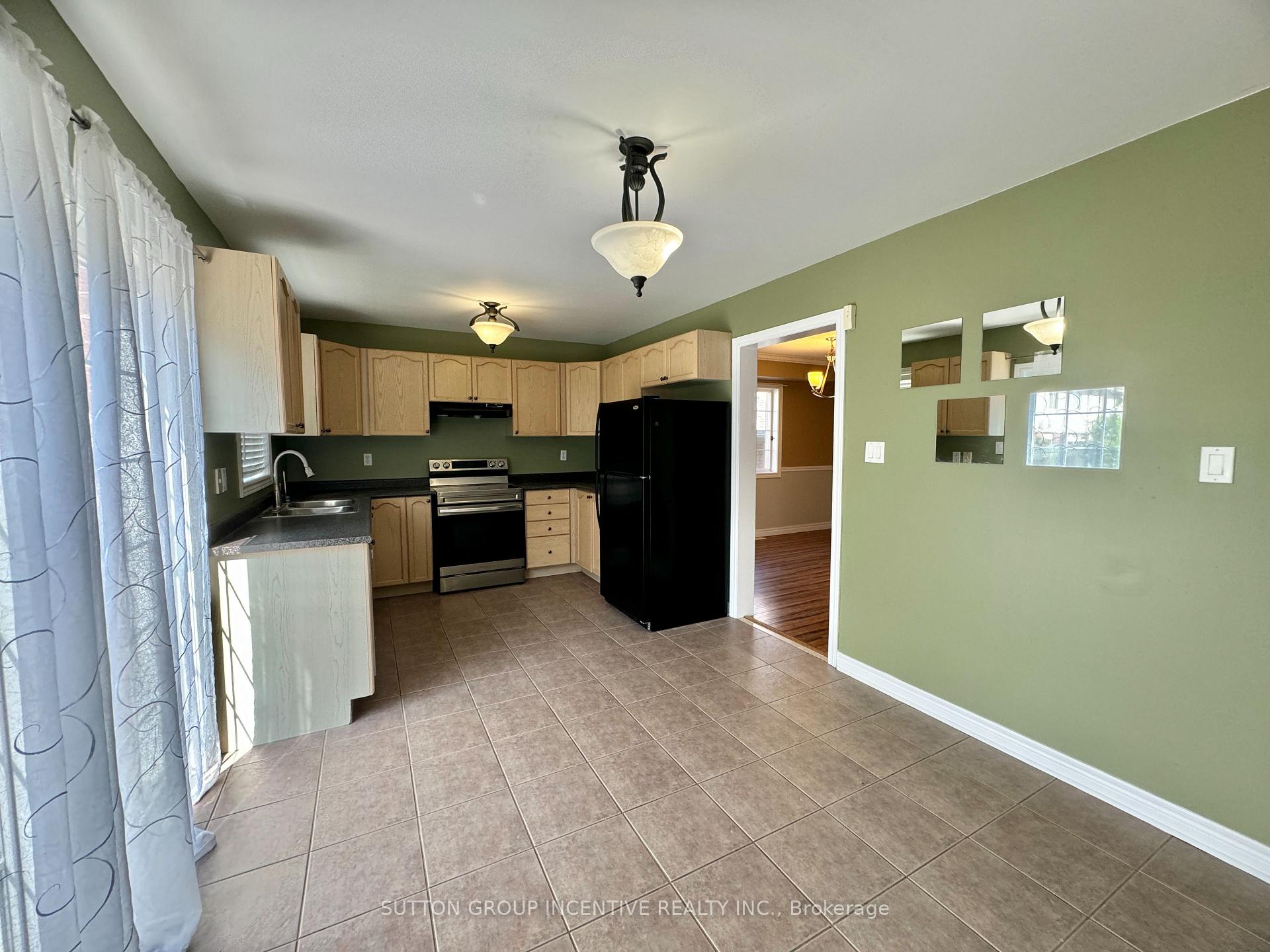 Photo 12 of 4 Bentley Crescent, Barrie, Holly — HOMEH