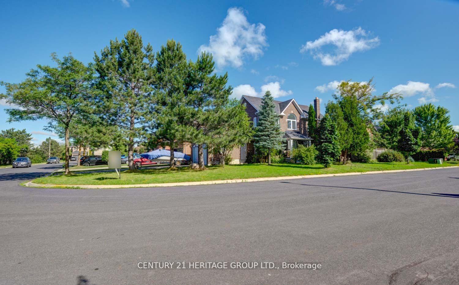 Photo 2 of 110 Elena Crescent, Vaughan, Maple — HOMEH