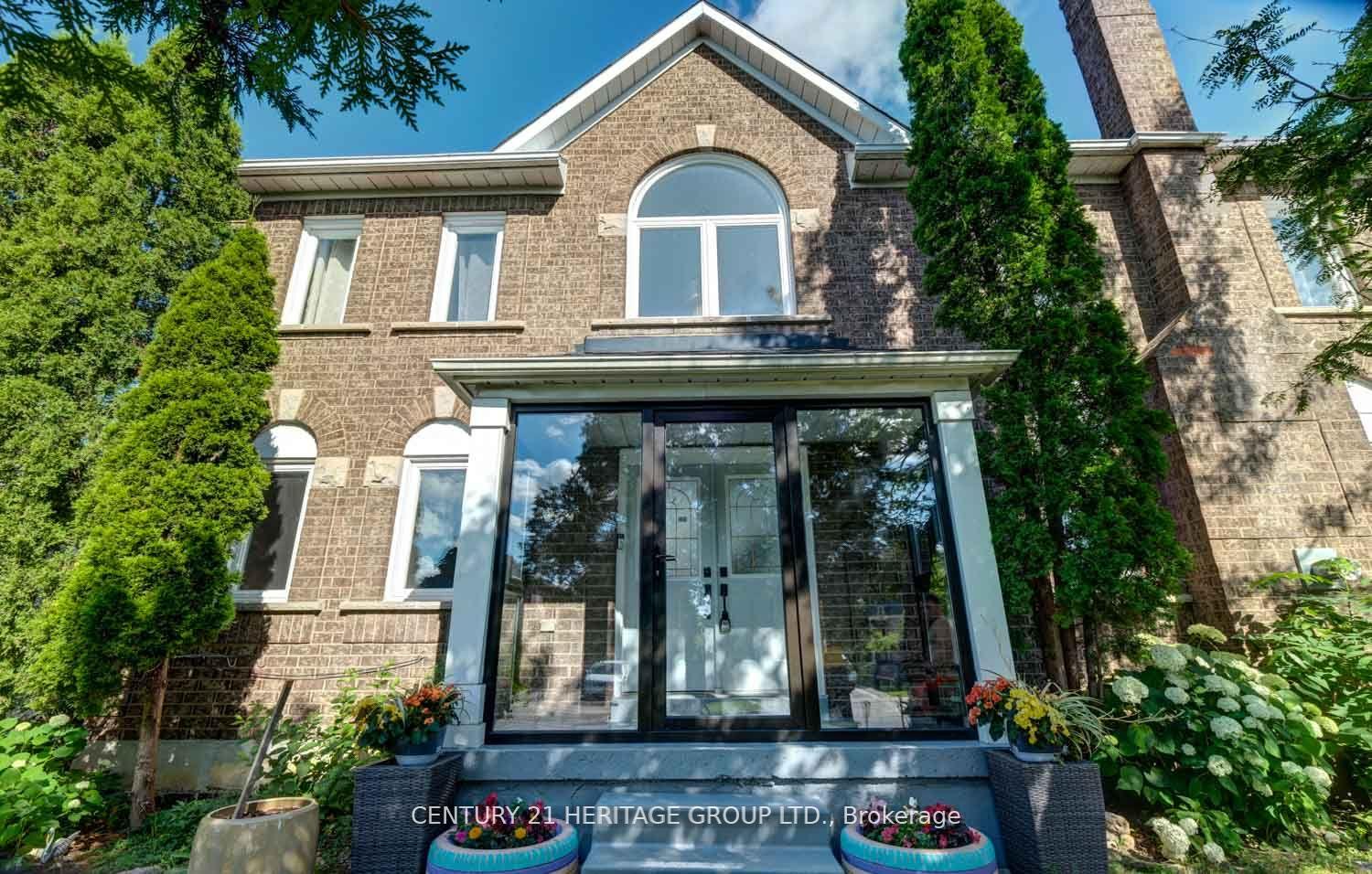 Photo 3 of 110 Elena Crescent, Vaughan, Maple — HOMEH