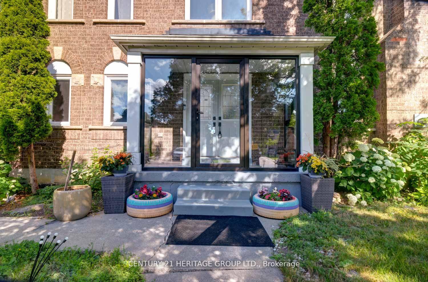 Photo 5 of 110 Elena Crescent, Vaughan, Maple — HOMEH