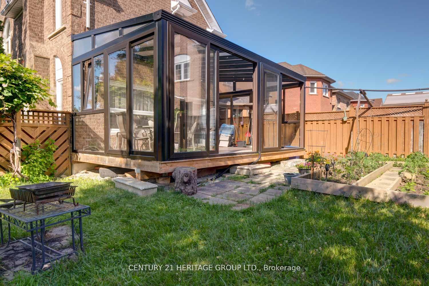 Photo 8 of 110 Elena Crescent, Vaughan, Maple — HOMEH