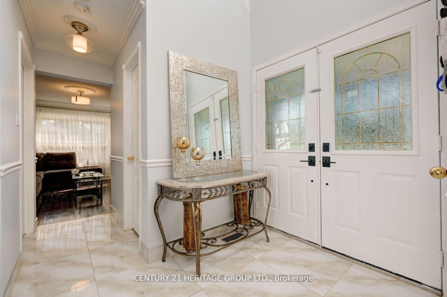 Photo 12 of 110 Elena Crescent, Vaughan, Maple — HOMEH