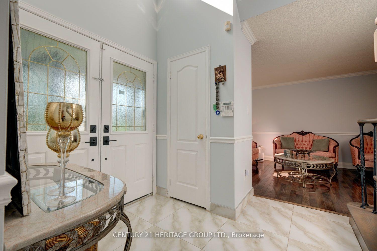 Photo 10 of 110 Elena Crescent, Vaughan, Maple — HOMEH