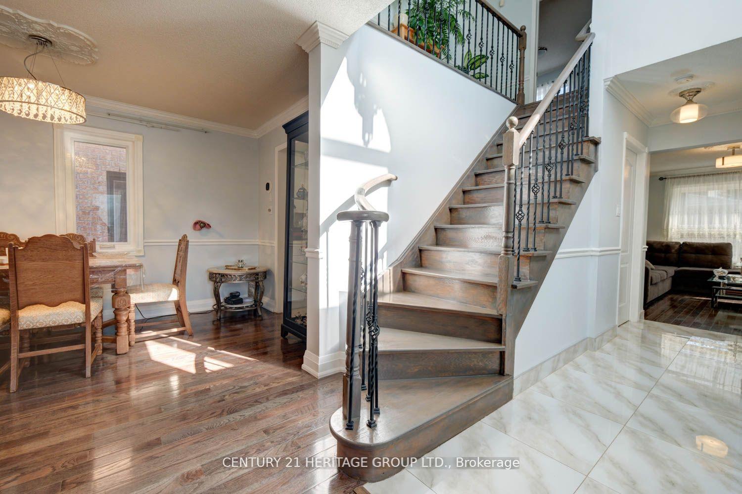Photo 14 of 110 Elena Crescent, Vaughan, Maple — HOMEH