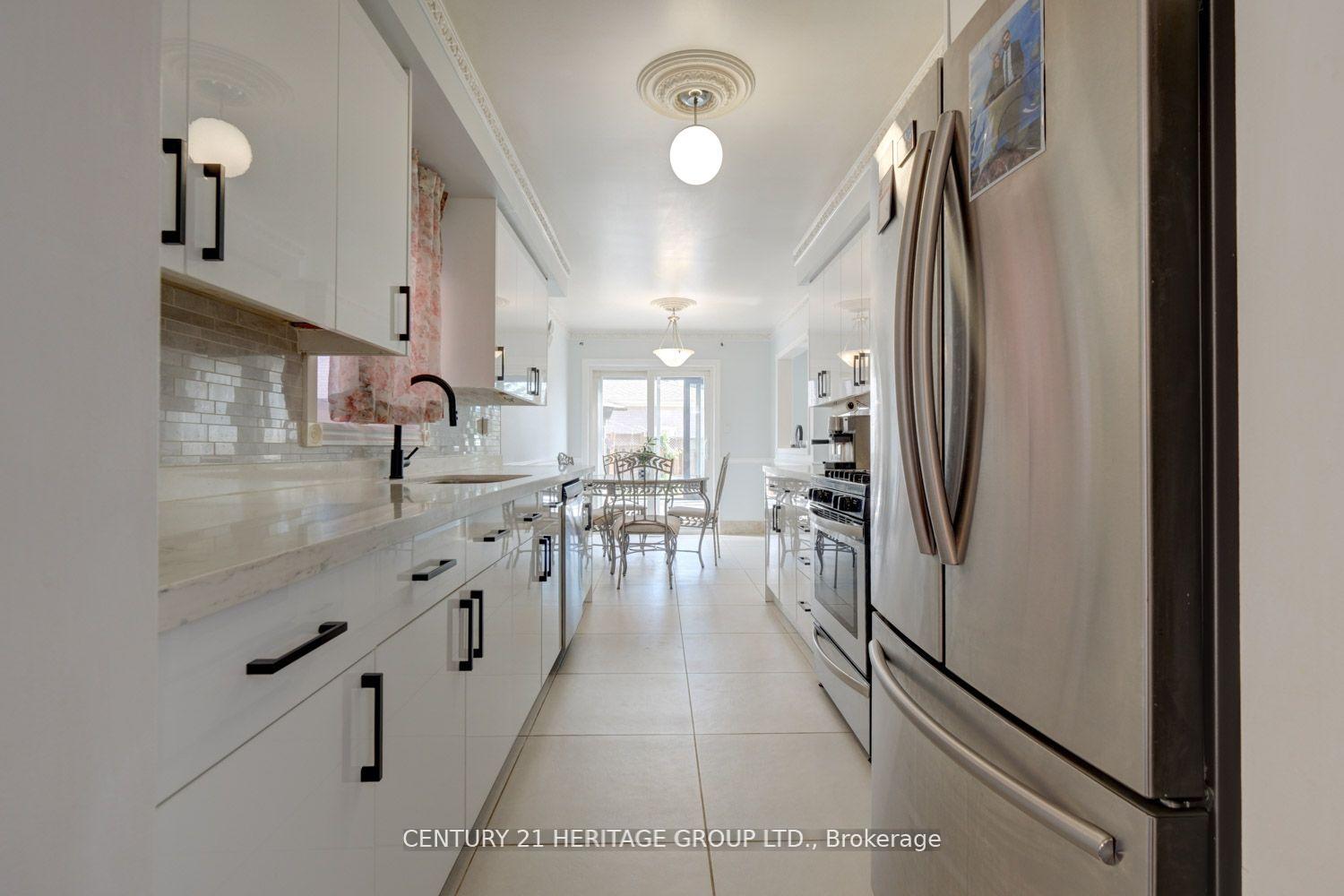 Photo 17 of 110 Elena Crescent, Vaughan, Maple — HOMEH