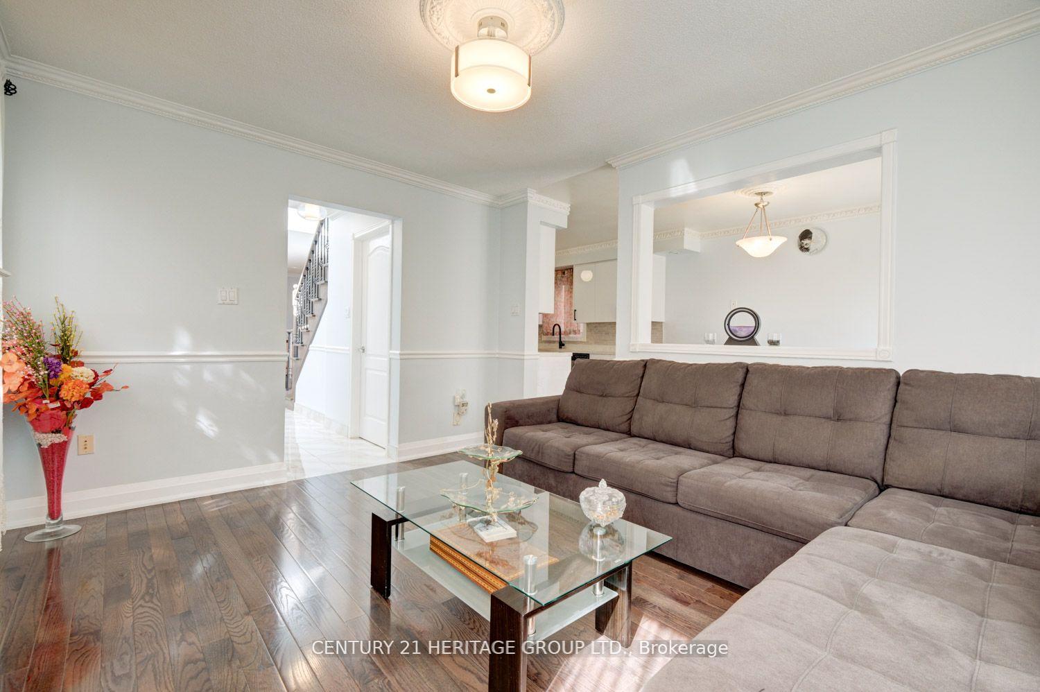Photo 25 of 110 Elena Crescent, Vaughan, Maple — HOMEH