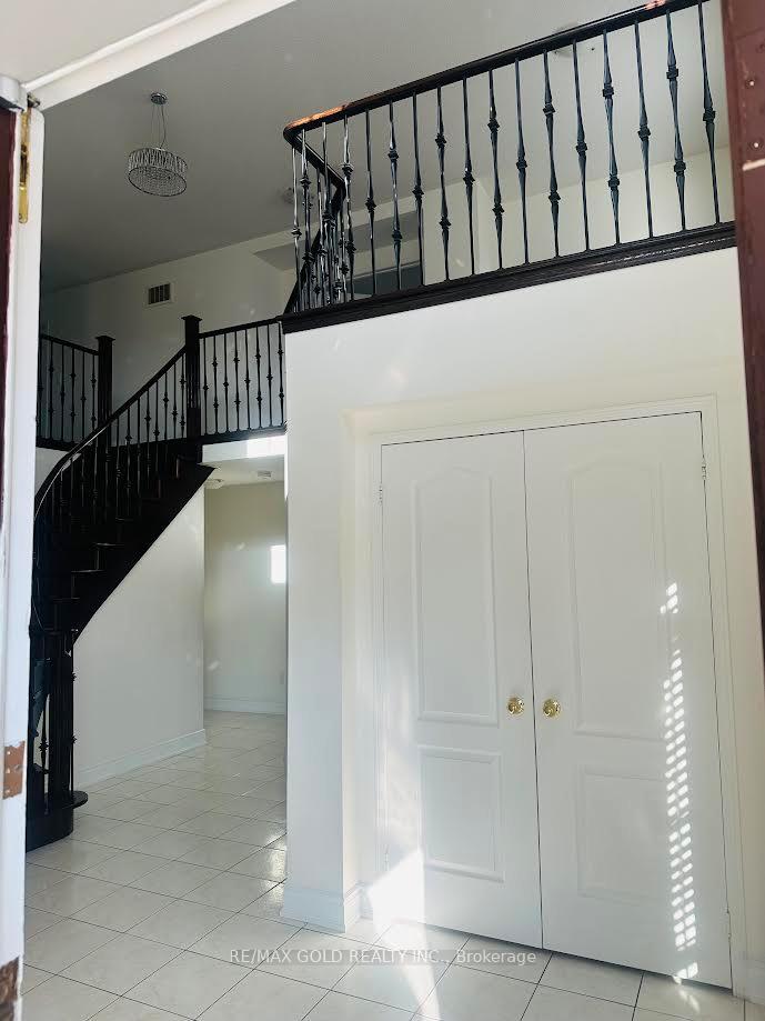 Photo 4 of Unit Upper, 329 Brisdale Drive W, Brampton, Fletcher's Meadow — HOMEH