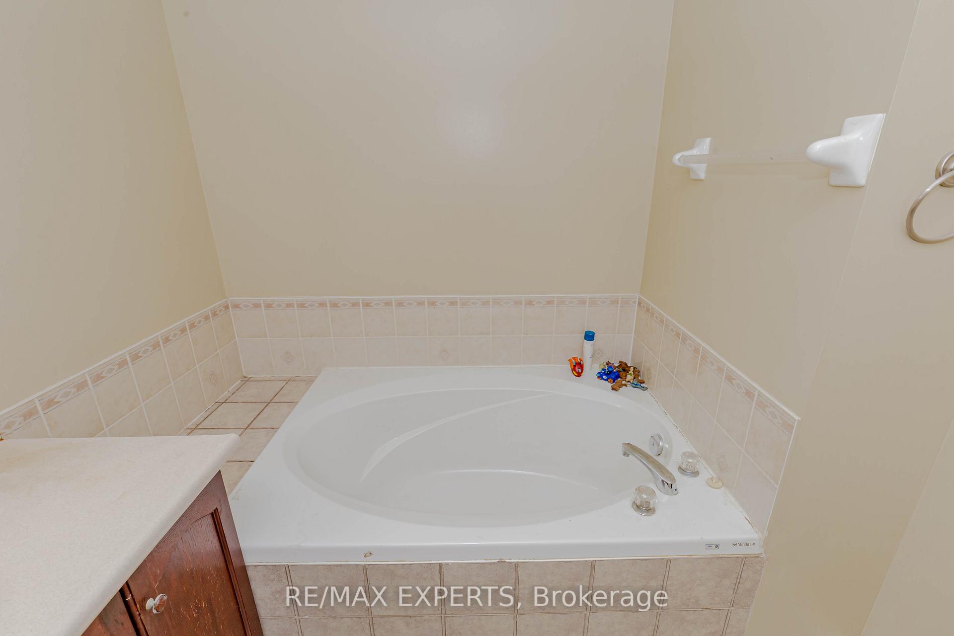 Photo 18 of 213 Equator Crescent, Vaughan, Vellore Village — HOMEH