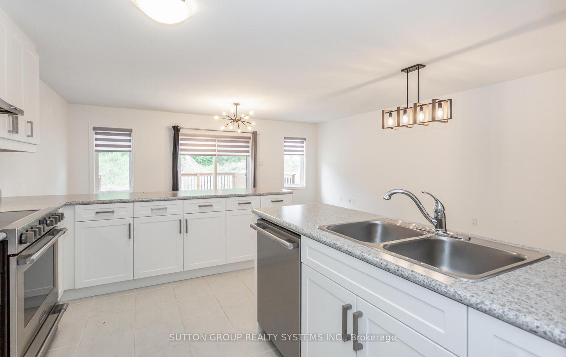 Photo 10 of 109 Woodedge Circle, Kitchener — HOMEH