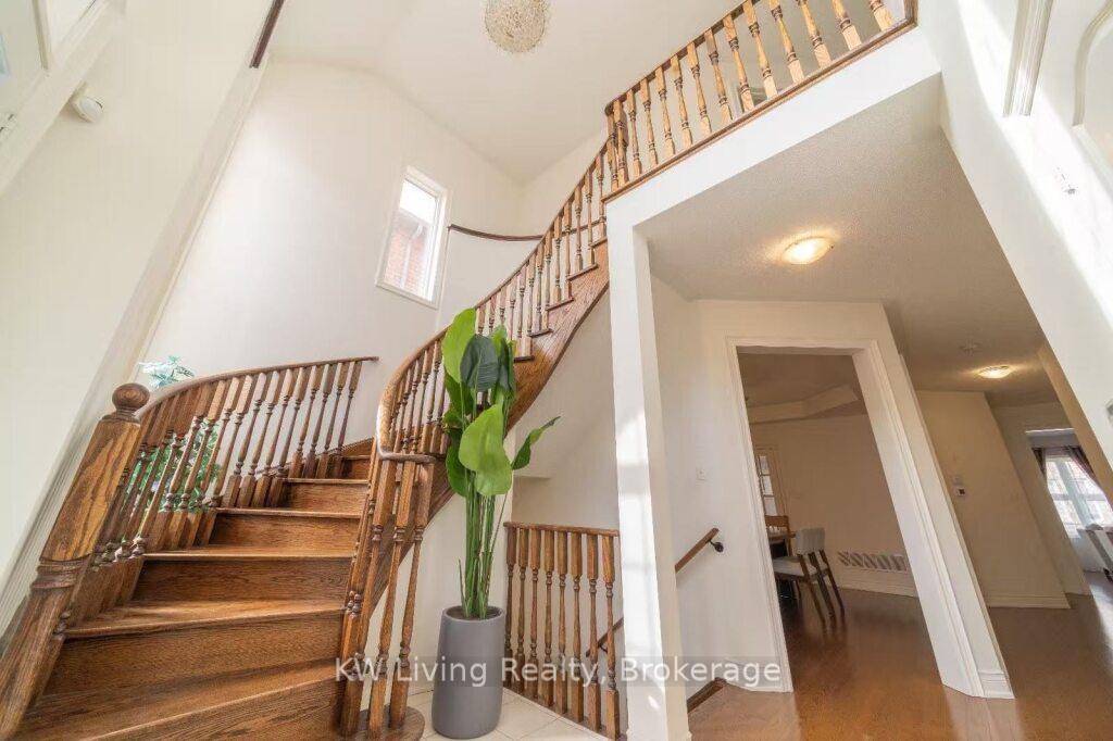 Photo 3 of 106 Hua Du Avenue, Markham, Berczy — HOMEH