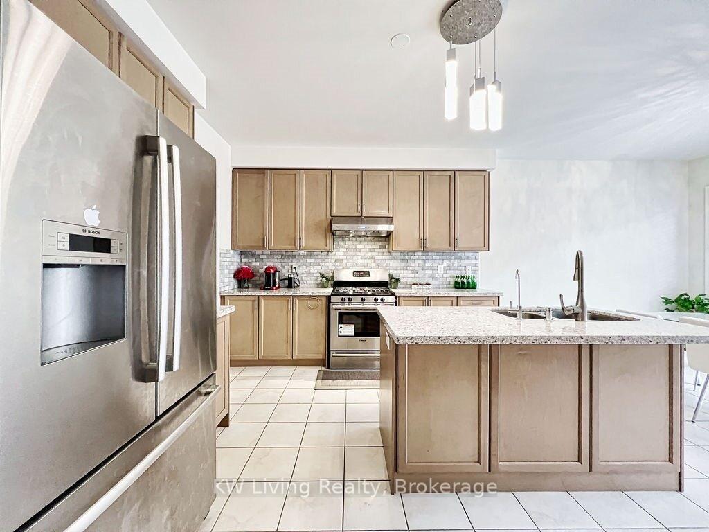 Photo 4 of 106 Hua Du Avenue, Markham, Berczy — HOMEH