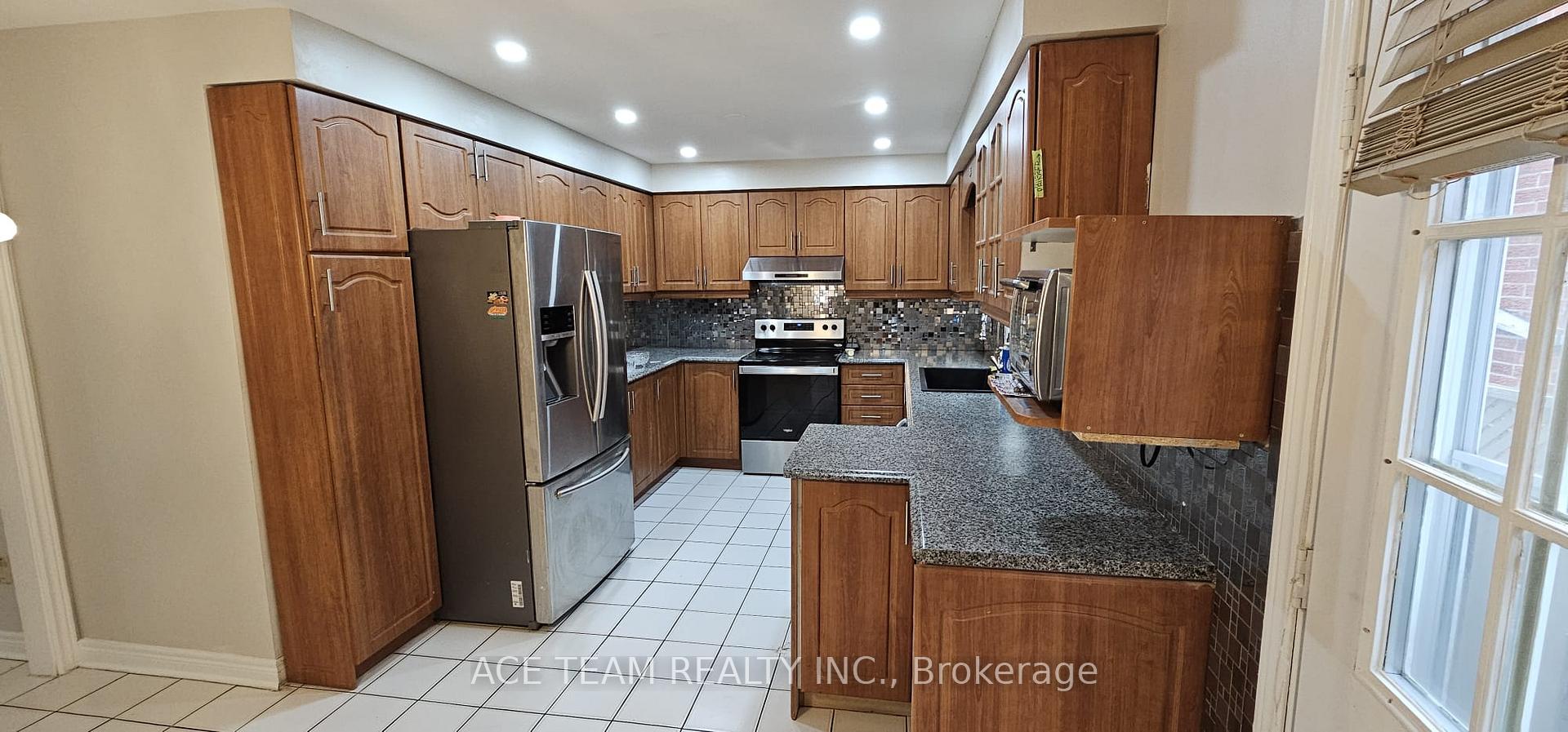Photo 2 of 18 Scarlett Drive, Brampton, Fletcher's Creek South — HOMEH