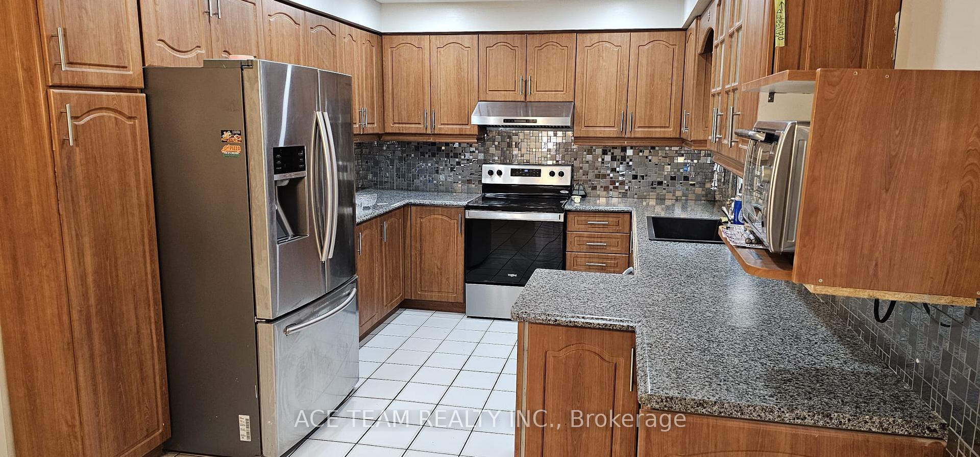 Photo 4 of 18 Scarlett Drive, Brampton, Fletcher's Creek South — HOMEH