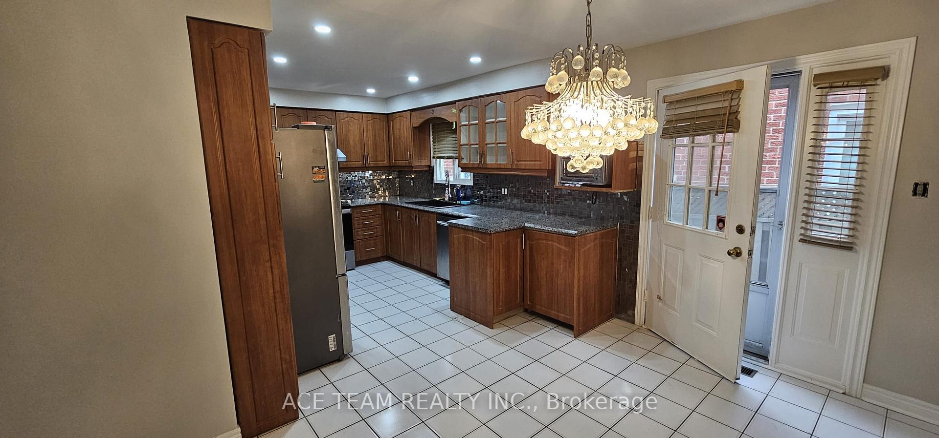 Photo 3 of 18 Scarlett Drive, Brampton, Fletcher's Creek South — HOMEH