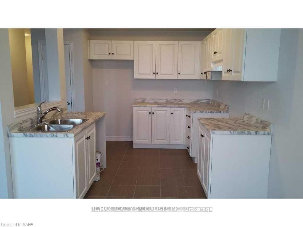 Photo 3 of Unit 13, 7 Lakelawn Road, Grimsby, Grimsby Beach — HOMEH