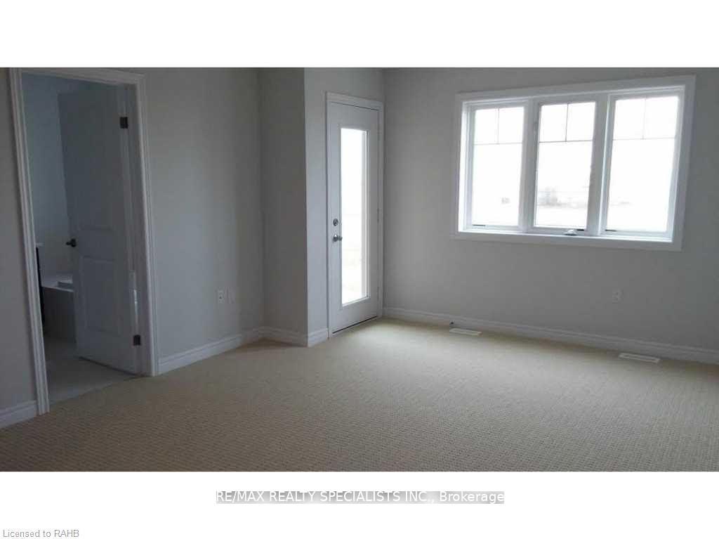 Photo 4 of Unit 13, 7 Lakelawn Road, Grimsby, Grimsby Beach — HOMEH