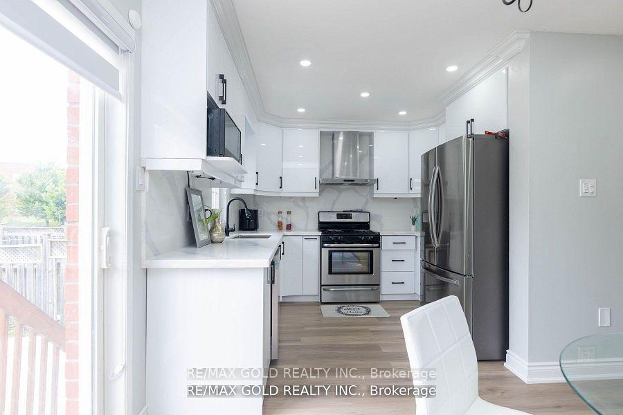 Photo 12 of 19 Thunderbird Trail, Brampton, Sandringham-Wellington — HOMEH